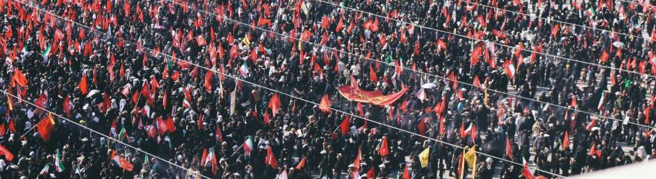 بر شانه‌های اندوه، زیر پرچم ایران